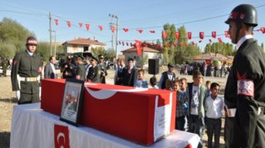 Şehit Demir, G&ouml;zyaşları I&ccedil;inde Toprağa Verildi