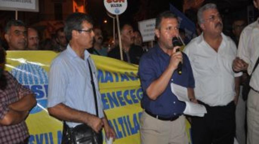 Oturma Eylemi Yapan KESK &Uuml;yelerine Esnaf &Ccedil;ay Dağıttı