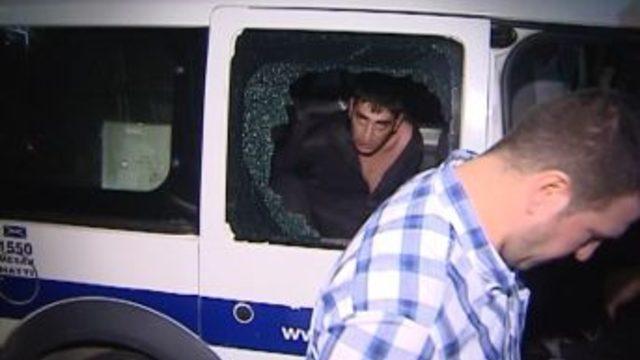 Alkollü Şahıs Polis Aracının Camını Böyle Kırdı