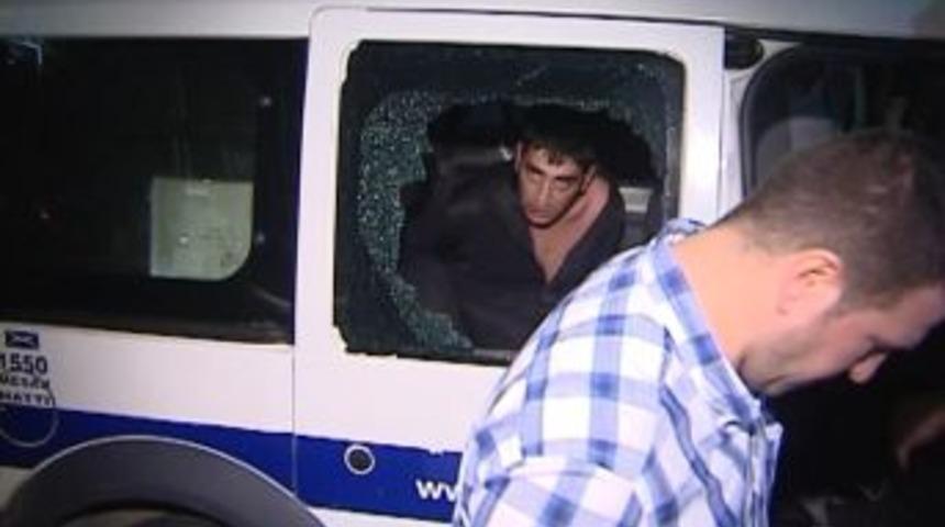Alkoll&uuml; Şahıs Polis Aracının Camını B&ouml;yle Kırdı