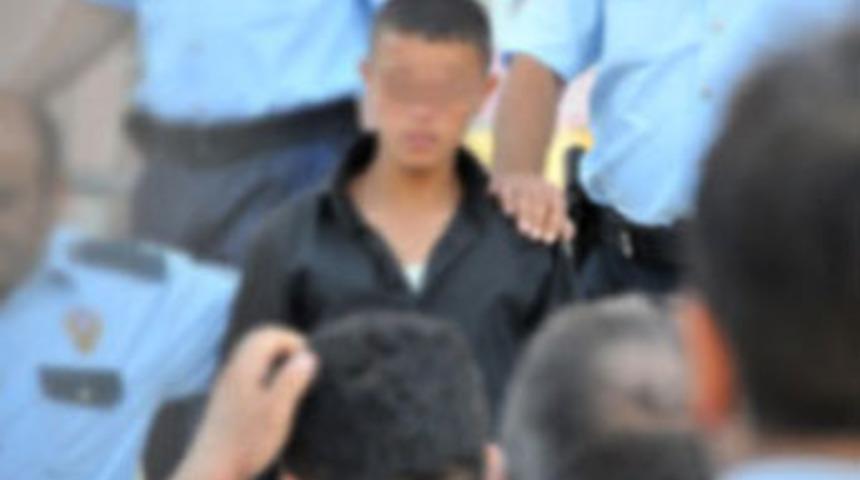 Kardeşini d&ouml;ven 2 &ouml;ğrenciyi bı&ccedil;akladı