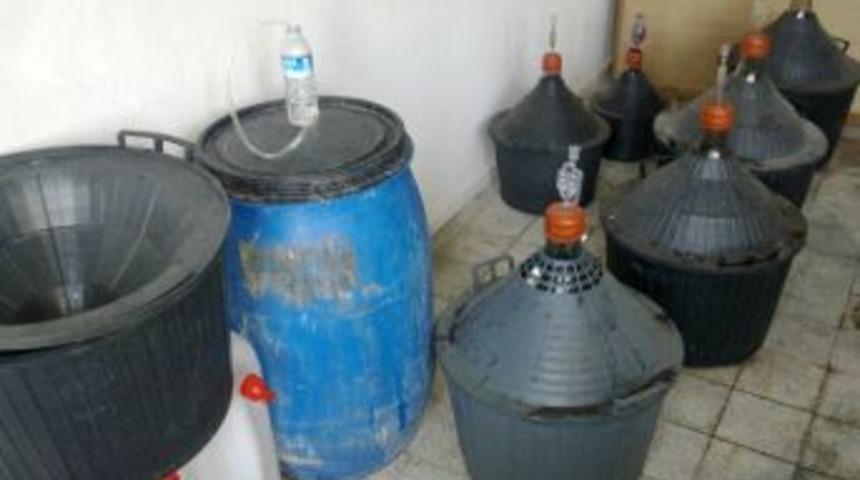 Eski Okulda Ka&ccedil;ak Şarap &Uuml;retenler Yakalandı