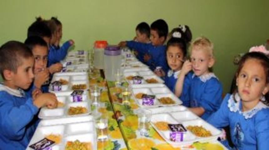 Sıcak Yemekler &Ouml;ğrencilere Ulaşıyor