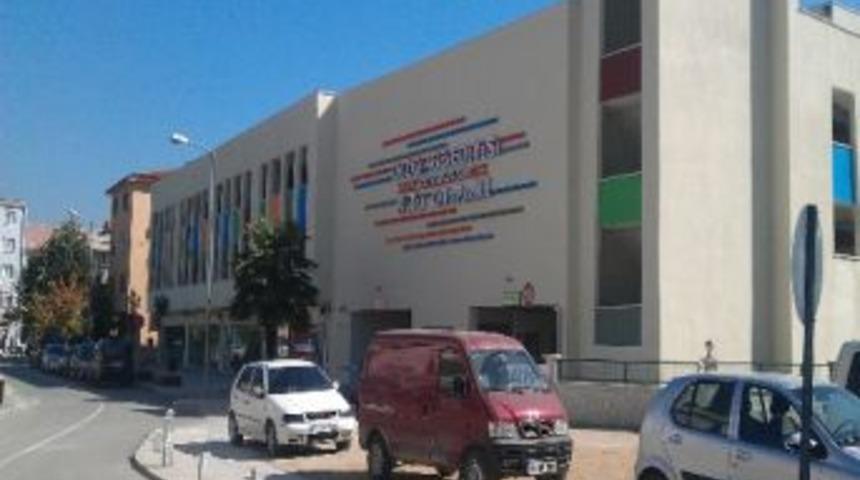 D&uuml;zce&rsquo;de Cadde Ve Sokaklar Otopark Gibi