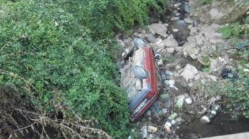 Otomobil Dere Yatağına U&ccedil;tu