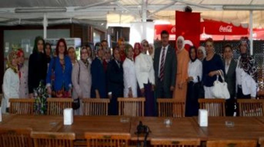 D&uuml;ndar Ak Partili Kadınlarla Buluştu