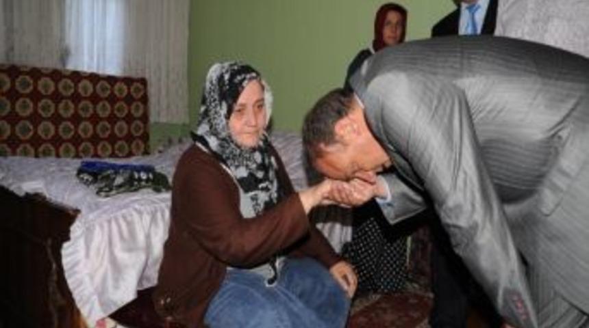 Vali Kızılcık&rsquo;tan Araklılı Şehit Polisin Ailesine Taziye Ziyareti