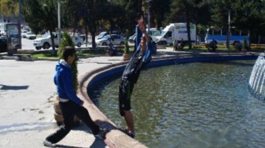 &Ouml;ğrencilerin Sulu Şakası Havuzda Bitti