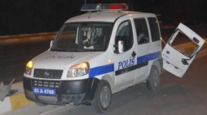 Ka&ccedil;ak&ccedil;ılar Polis Aracına &Ccedil;arptı