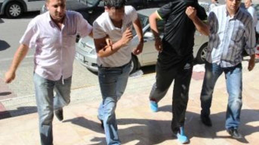 Hırsızlık Zanlıları Adliyeye &Ccedil;ıkartıldı