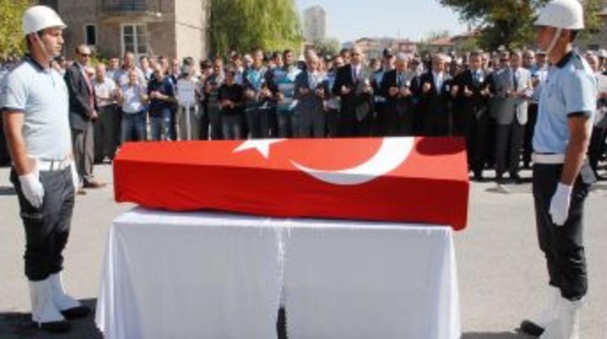 Meslektaşları Vefat Eden Polisi G&ouml;zyaşlarıyla Uğurladı