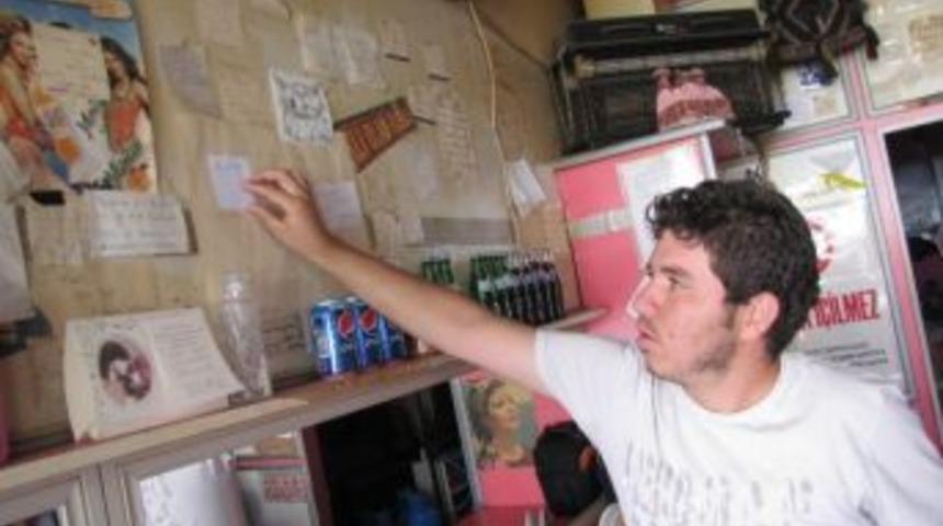 &Uuml;niversite &Ouml;ğrencileri Duygularını Ve Mesajlarını Simit&ccedil;inin Duvarına Yansıtıyor