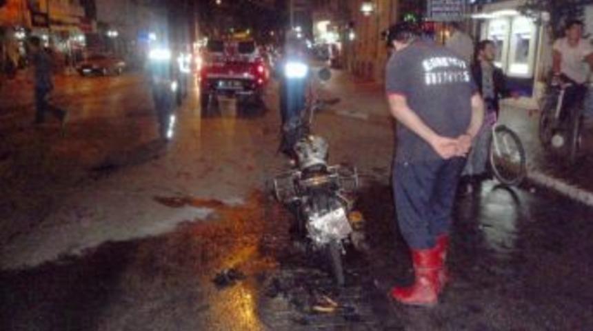 Polisin Durdurduğu S&uuml;r&uuml;c&uuml; Motosikletini Yaktı