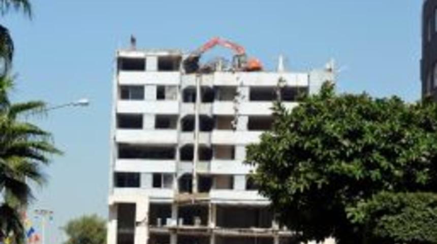 Demirspor'un Eski Binasının Yıkımı S&uuml;r&uuml;yor