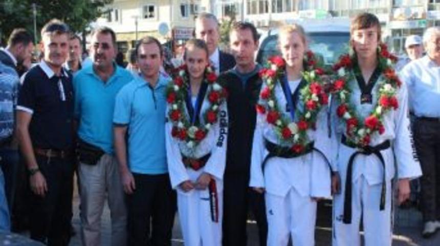 Şampiyon Tekvandoculara Coşkulu Karşılama