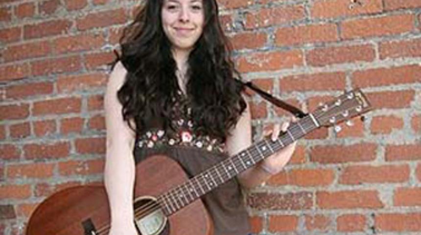 Şarkıcı kızı &ccedil;akallar par&ccedil;aladı