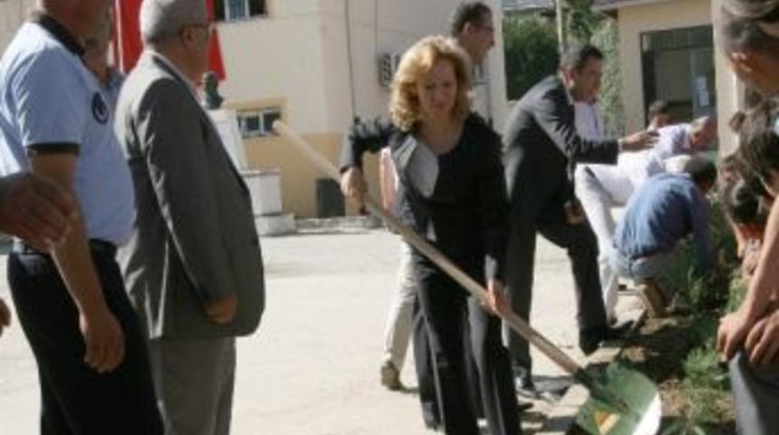 Okul Bah&ccedil;eleri &Ccedil;i&ccedil;eklerle Ayrıldı