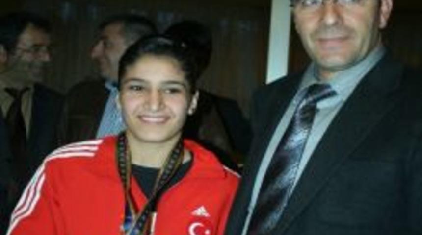 Yılmaz, Kamplardan Kamplara Koşuyor