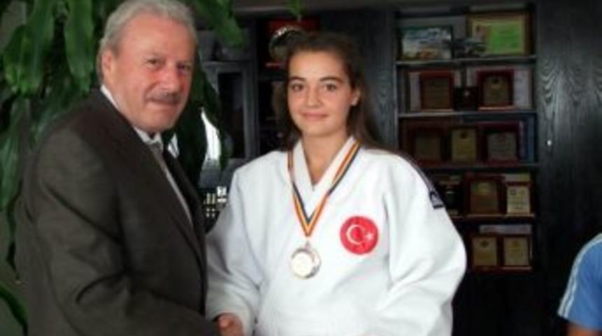 Gen&ccedil;ler Balkan Judo Şampiyonası &Uuml;&ccedil;&uuml;nc&uuml;s&uuml; Salihlili Firdevs Toprak'a &Ouml;d&uuml;l