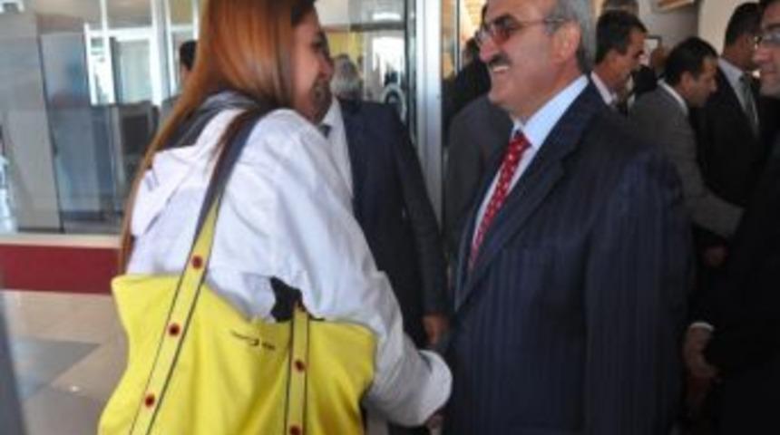 Nur Tatar Van&rsquo;da Sevgi Evlerini Ziyaret Etti