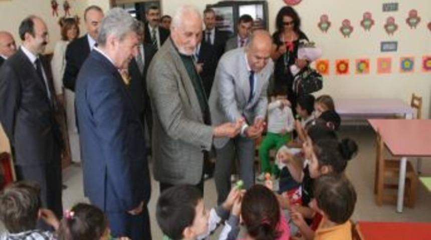 Anne Ve Babası Okuma Yazma &Ouml;ğrenemeden &Ouml;len Hayırsever Okul Yaptırdı