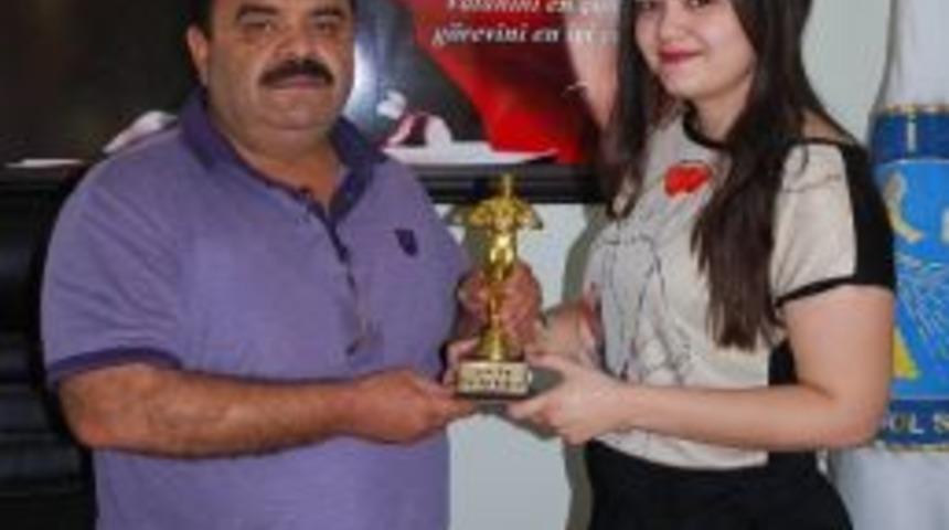 Salihli'de Başkan Se&ccedil;ilen Babasına Kızından S&uuml;rpriz Jest