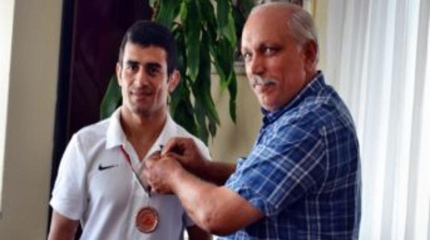 S&ouml;ke&rsquo;nin Altın &Ccedil;ocuğunu Esnaf Kefalet Hatırladı