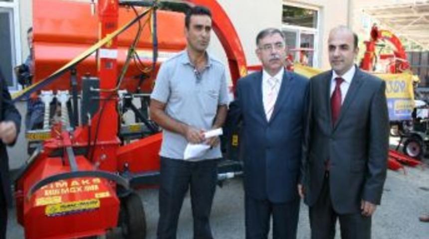 Bakanlıktan D&uuml;zceli &Ccedil;ift&ccedil;ilere Ekipman Desteği