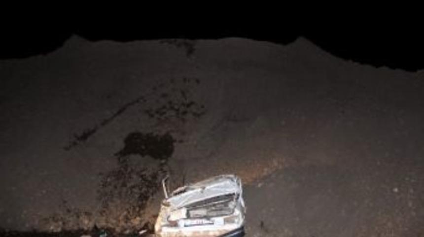 Otomobil U&ccedil;uruma Yuvarlandı: 3 Yaralı