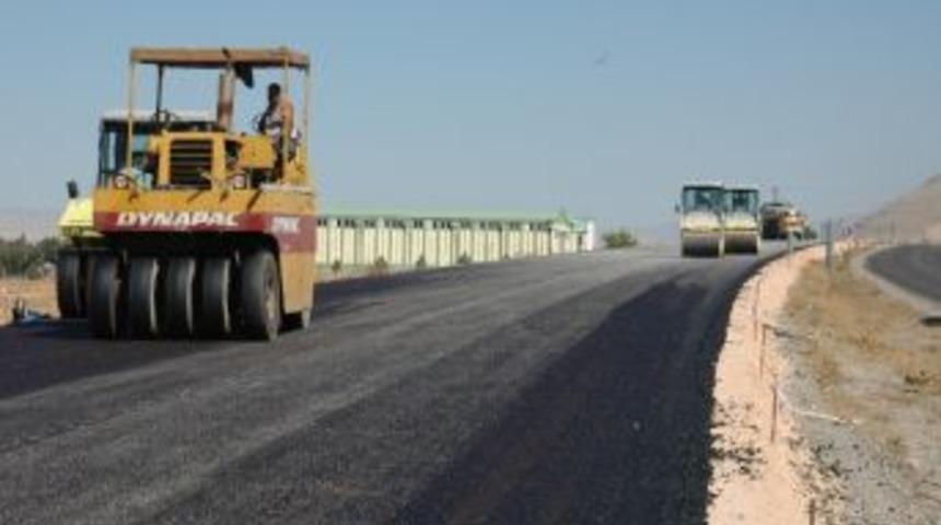 Elbistan'da Duble Yol &Ccedil;alışmaları S&uuml;r&uuml;yor