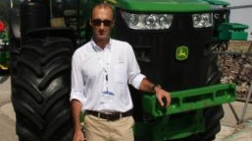 Tarlayı Kendi Kendine S&uuml;ren Trakt&ouml;re Yoğun İlgi