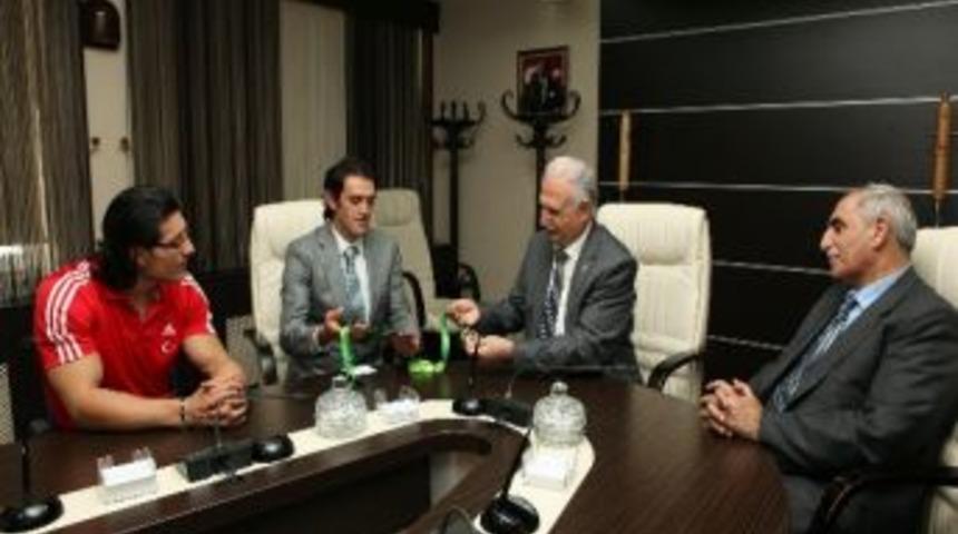 Rekt&ouml;r Ko&ccedil;ak, Bedensel Engelliler D&uuml;nya Bilek G&uuml;reşi Şampiyonu G&ouml;khan Seven&rsquo;i Altınla &Ouml;d&uuml;llendirdi