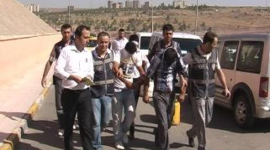 Halen sahte savcılara kanıyorlar!