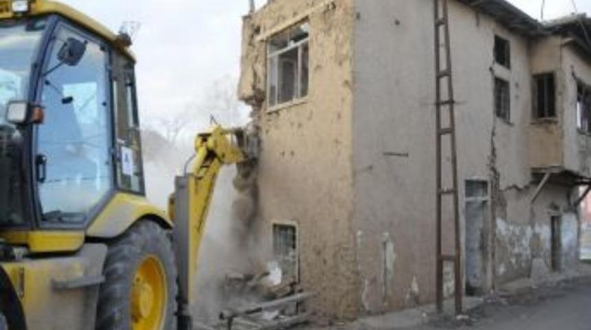 Malatya Belediyesi Sağlıksız Yapıları Yıkıyor