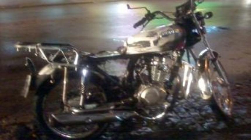 Polise Kızdı, Motosikletini Yatkı