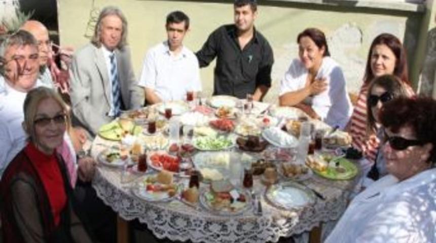 &Ouml;zel Sevin&ccedil; Annem Basına Kahvaltı D&uuml;zenledi