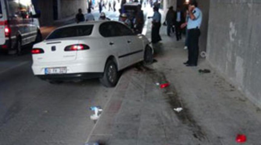 Otomobil yayaların arasına daldı