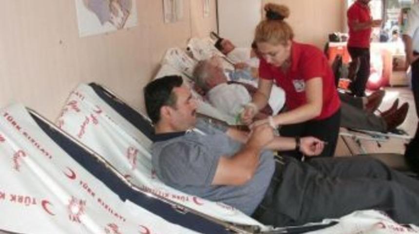 Kan Bağışı Tırına yoğun  iligi g&ouml;sterdiler