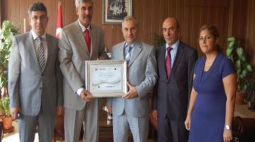 Muhittin Develi İlk&ouml;ğretim Okulu Başarısını G&uuml;l İle Paylaştı