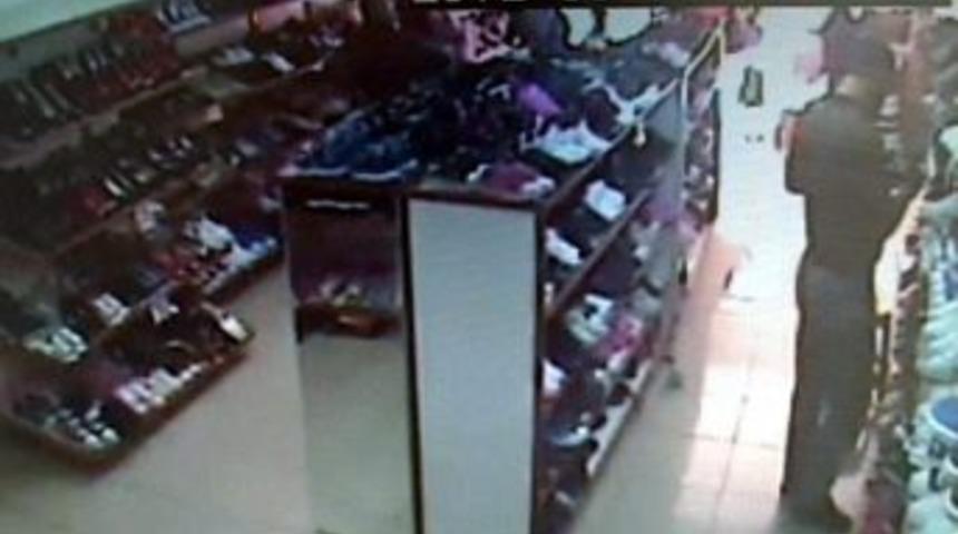 Önce Ayakkabılara Baktı, Sonra Kasayı Boşalttı