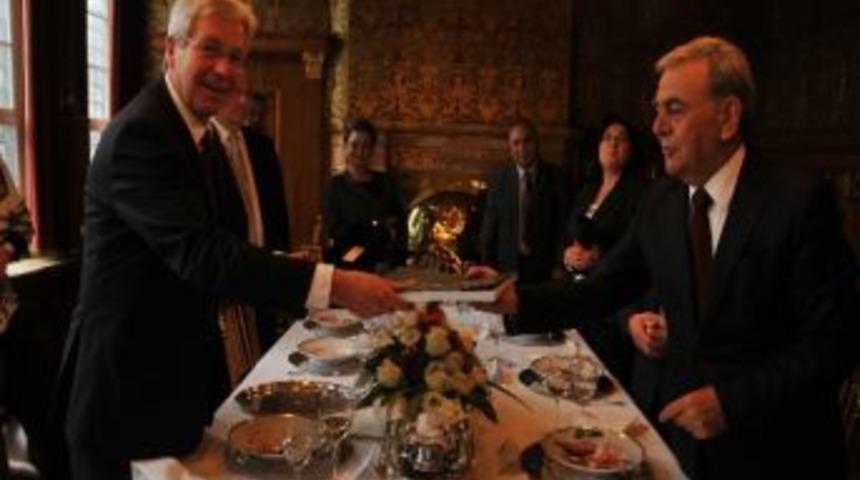 Başkan Kocaoğlu Almanya&rsquo;da Altın Defteri İmzaladı