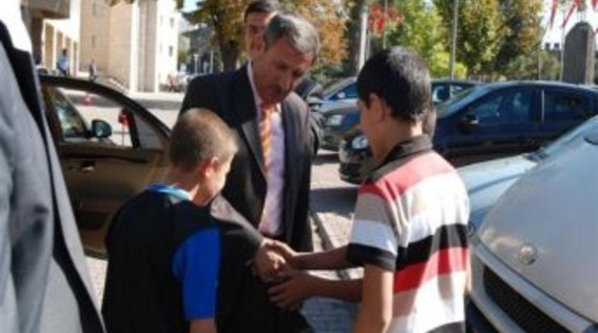 &Ccedil;ocuklar Yeni Valiyi Merak Etti