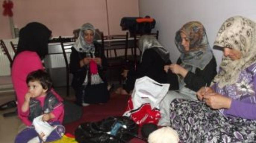 Ağrı'da Ev Kadınlarına &Ccedil;orap &Ouml;rme Kursu