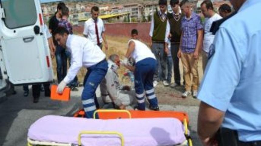 Yolcu Otob&uuml;s&uuml; Trakt&ouml;re &Ccedil;arptı: 1 Yaralı