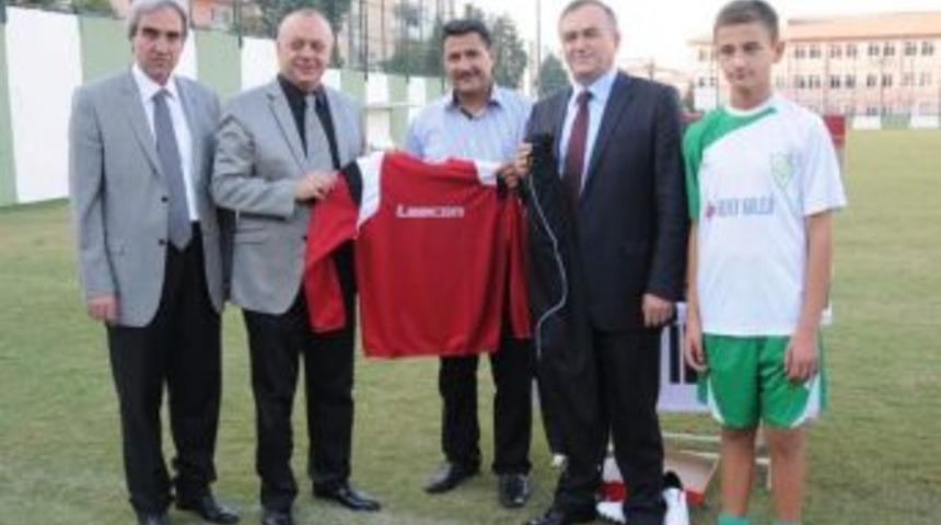 Manisa Belediyesi'nden Amat&ouml;r Kul&uuml;plere Malzeme Yardımı