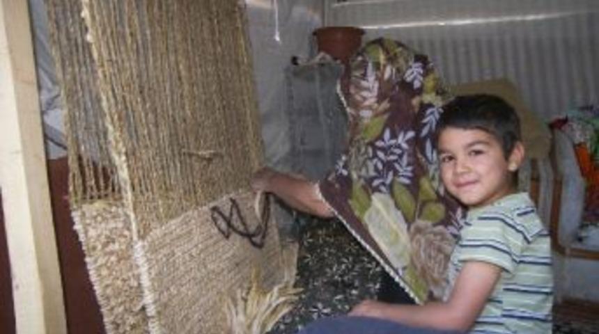 Torunuyla Beraber Hasır Dokuyor