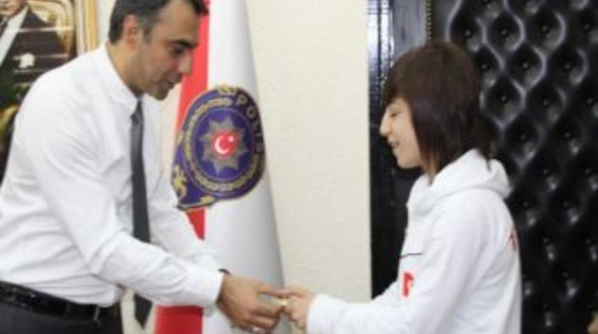 Emniyet M&uuml;d&uuml;r&uuml;nden Milli G&uuml;reş&ccedil;iye &Ouml;d&uuml;l