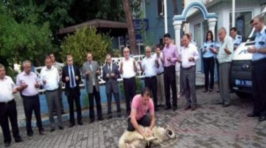 Polis Aracına Kurbanlı T&ouml;ren