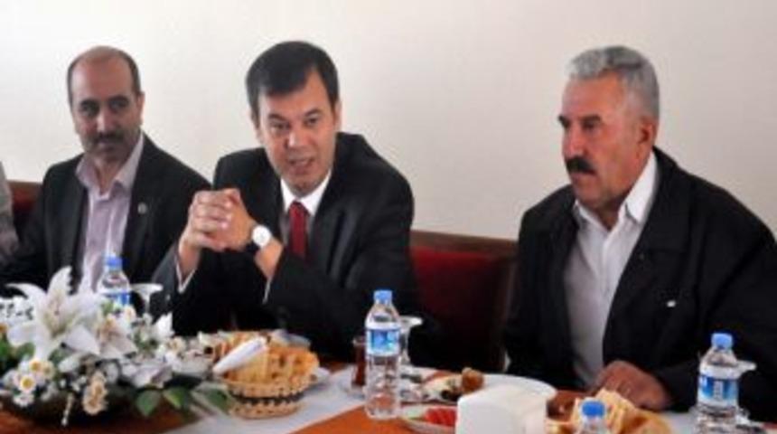 Bitlis Emniyet M&uuml;d&uuml;r&uuml; Sadettin Akg&uuml;&ccedil; Muhtarlarla Bir Araya Geldi