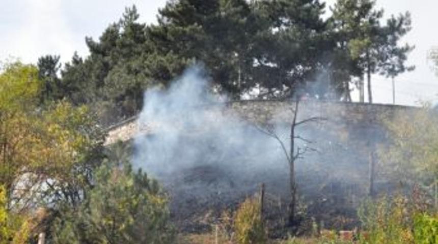 Okulun Yanında &Ccedil;ıkan Ot Yangını Korkuttu